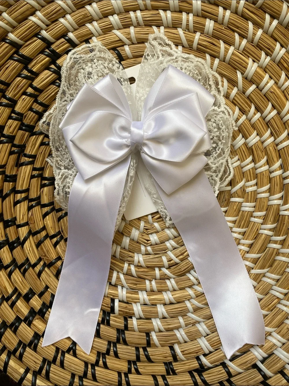 Handcraftedwhite satin and lace hair bow